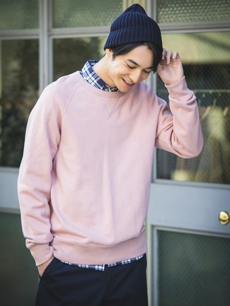 Какие брюки чинос носить с розовым свитшотем