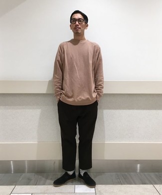 Какие брюки чинос носить с розовым свитшотем