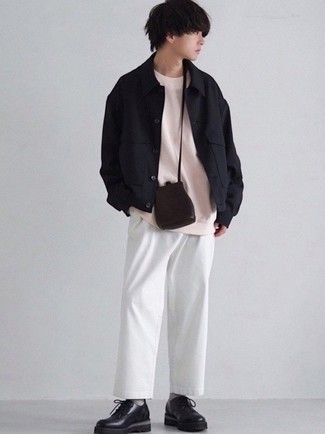 Какие брюки чинос носить с розовым свитшотем