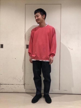 Какие ботинки дезерты носить с розовым свитшотем