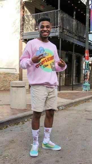 Какие низкие кеды носить с розовым свитшотем мужчине