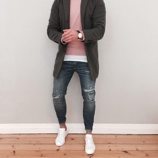 Как носить розовый свитшот с темно-синими джинсами мужчине