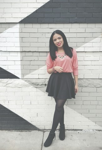 С чем носить розовую футболку женщине