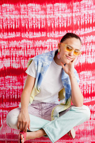 С чем носить розовые джинсы c принтом тай-дай женщине