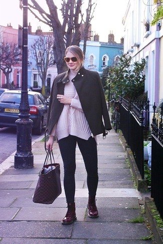 Какие джинсы носить с розовой водолазкой женщине