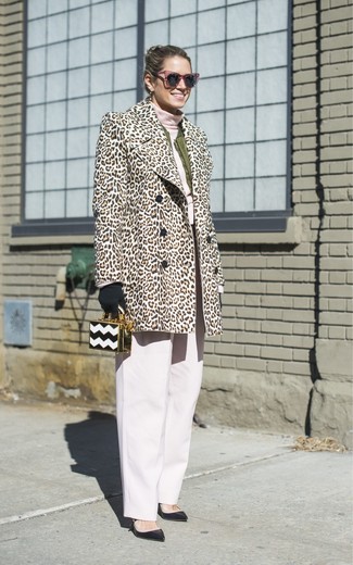 Какие туфли носить с розовой водолазкой