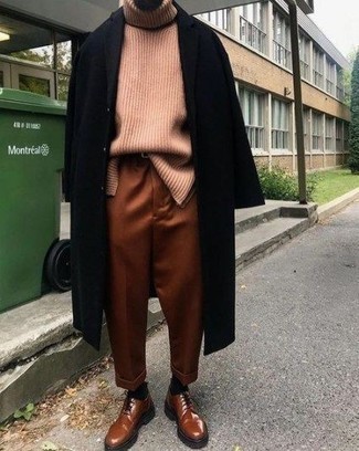 С чем носить розовую шерстяную водолазку мужчине