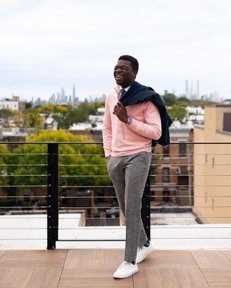 С чем носить розовый свитер с воротником на молнии мужчине