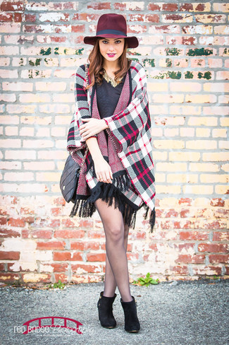 С чем носить пальто-накидку в шотландскую клетку