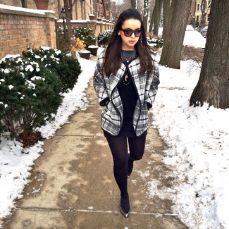 С чем носить пальто-накидку в шотландскую клетку