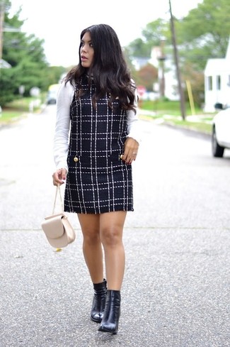 С чем носить платье в шотландскую клетку