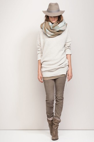 С чем носить шарф в шотландскую клетку женщине