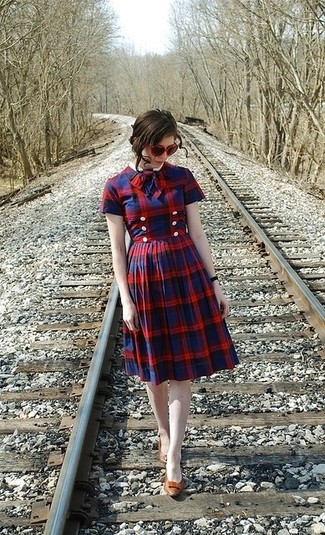 С чем носить платье с плиссированной юбкой в шотландскую клетку