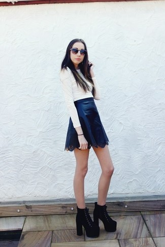 С чем носить кожаную юбку со складками