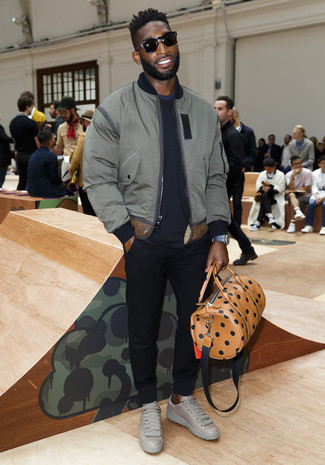 С чем носить кожаную дорожную сумку в горошек мужчине