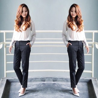 С чем носить узкие брюки в горошек