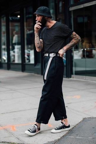 С чем носить футболку в горошек мужчине