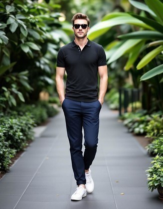 Как носить футболку-поло с брюками чинос