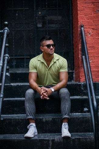 Как носить футболку-поло с высокими кедами мужчине