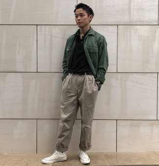 Как носить футболку-поло с высокими кедами мужчине