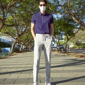 Как носить футболку-поло с высокими кедами мужчине