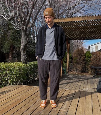 Как носить футболку-поло с высокими кедами мужчине