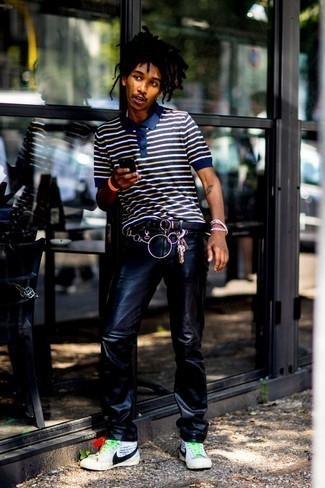 Как носить футболку-поло с высокими кедами мужчине