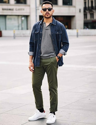 Как носить футболку-поло с низкими кедами мужчине