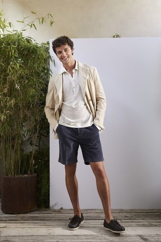 Как носить свитер с воротником поло с шортами мужчине