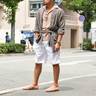 Как носить футболку-поло с открытым кардиганом мужчине