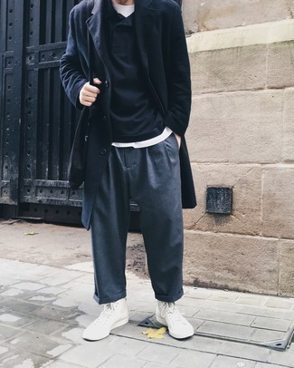 Как носить футболку-поло с длинным пальто