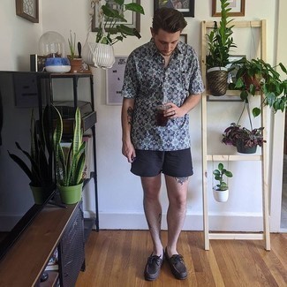 Как носить футболку-поло с шортами мужчине