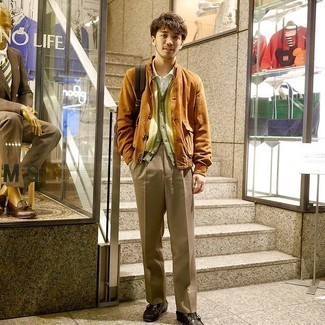 Как носить футболку-поло с трикотажным жилетом мужчине