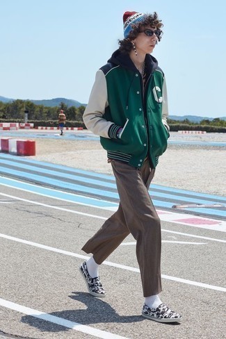 С чем носить шапку с принтом мужчине