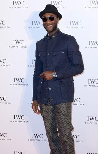 С чем носить брюки чинос с принтом