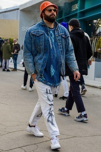 С чем носить брюки чинос с принтом