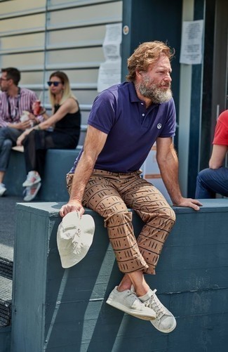 С чем носить брюки чинос с принтом