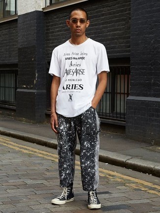 С чем носить брюки чинос с принтом