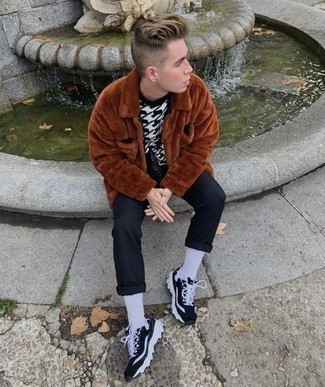 С чем носить свитер с круглым вырезом с принтом мужчине