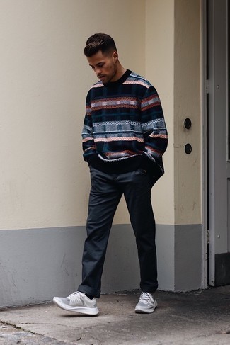 С чем носить свитер с круглым вырезом с принтом мужчине