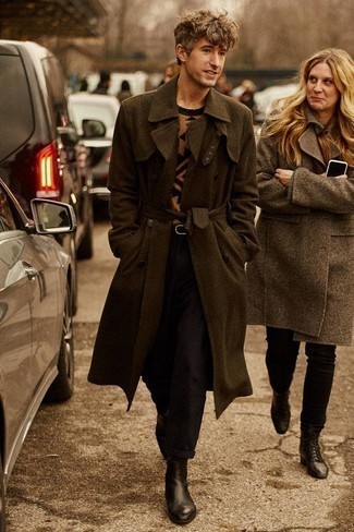 С чем носить свитер с круглым вырезом с принтом мужчине