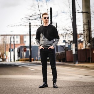 С чем носить свитер с круглым вырезом с принтом мужчине