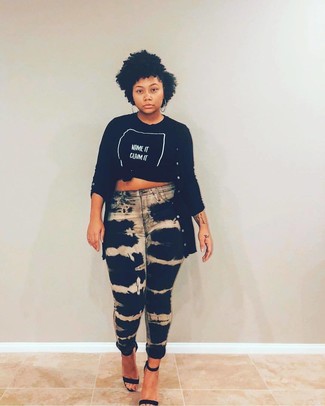 С чем носить футболку с круглым вырезом с принтом женщине