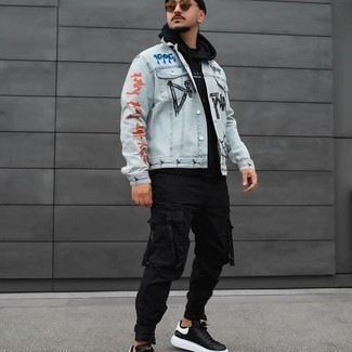 С чем носить джинсовую куртку с принтом мужчине