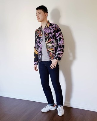 С чем носить джинсовую куртку с принтом мужчине