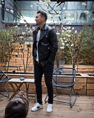 С чем носить дорожную сумку с принтом мужчине