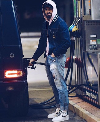 С чем носить джинсы с принтом мужчине