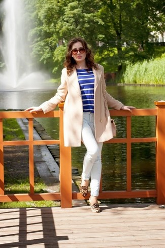 С чем носить джинсы с принтом женщине