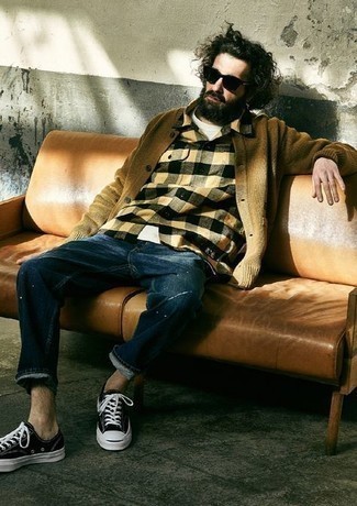 С чем носить джинсы с принтом мужчине