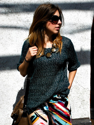 С чем носить джинсы с принтом женщине